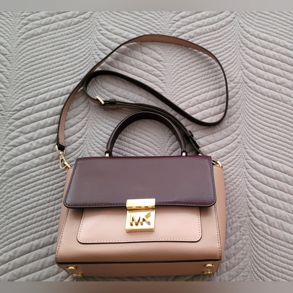 In New Condition Michael Kors Mindy Bag Purse. Stunning!